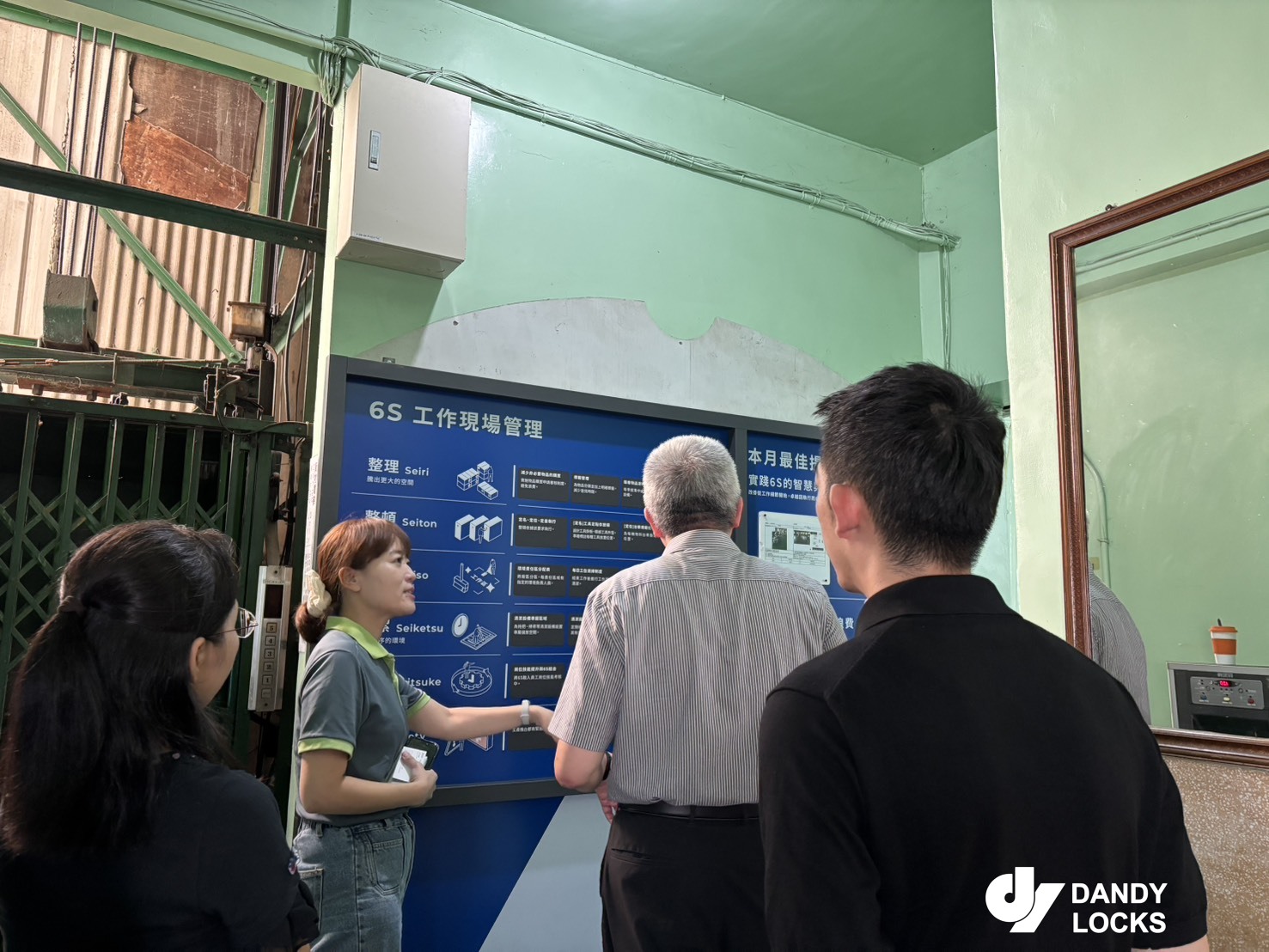 Duen Yih employee explains production details to IDA officials